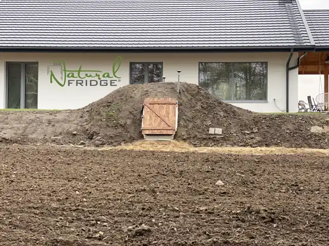 Pivnica pri novostavbe, ešte pred dokončením terénnych úprav