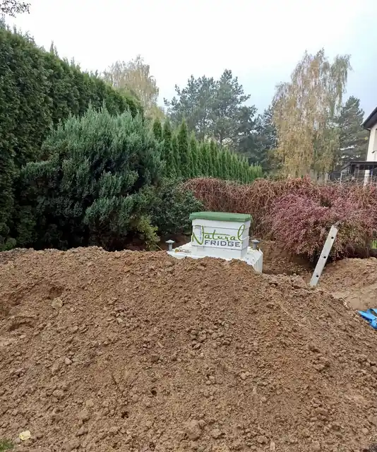Násyp nad pivnicou pri tujách na kraji záhrady