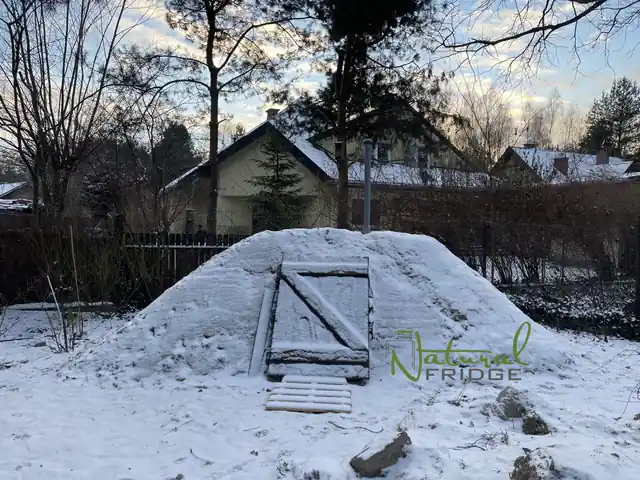 Zasnežený násyp nad pivnicou, pohľad zo záhrady