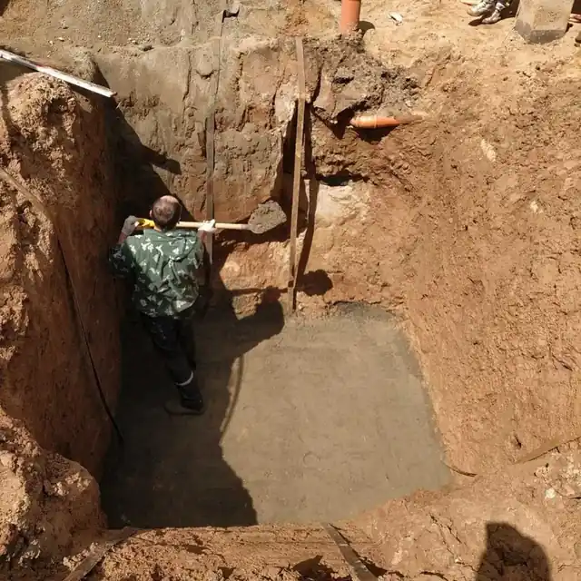 Ručné dorovnanie stien výkopu pred betonážou